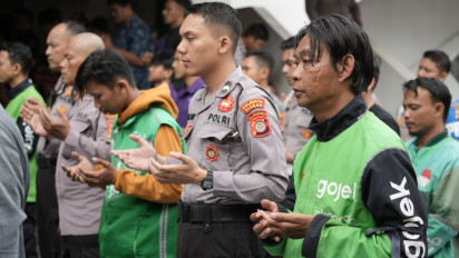 Polda DIY Bersama Pengemudi Ojol di Yogyakarta Gelar Salat Gaib Untuk Affan Kurniawan