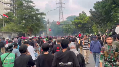 Mencekam! Situasi Terkini Aksi Massa di Mako Brimob Kwitang: Molotov dan Petasan Warnai Kerusuhan, Masyarakat Ramai Merekam