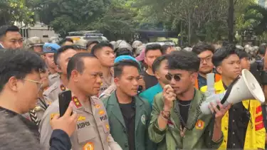 Kapolda Metro Jaya, Irjen Pol Asep Edi Suheri memberikan keterangan di hadapan mahasiswa di Polda Metro Jaya, Jakarta, Jumat (29/8/2025).