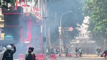 Makin Panas, Massa Serang Mako Brimob Kwitang, Gas Air Mata Ditembakkan-Mobil Dibakar