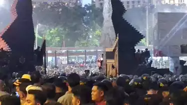 Massa pendemo masih bertahan di Polda Metro Jaya pada Jumat (29/8/2025)