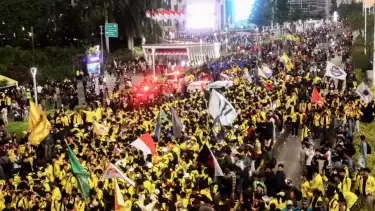 Massa unjuk rasa memadati area sekitar Markas Polda Metro Jaya, Jakarta, Jumat (29/8).