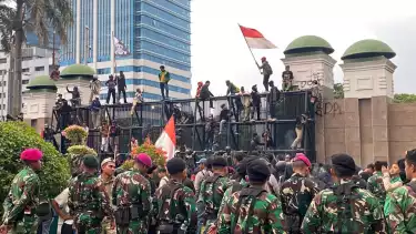 Massa aksi demo di area gedung DPR/MPR, Jakarta, Jumat (29/8).