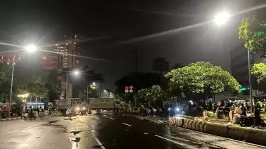 Kondisi di sekitar Mako Brimob Kwitang, Senen, Jakarta Pusat, Jumat (29/8/2025) masih menunjukkan sejumlah massa yang bertahan.