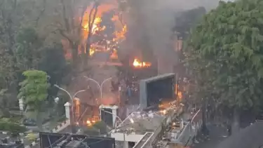 Situasi saat massa demonstrasi membakar aset bangunan milik MPR RI di Kota Bandung, Jawa Barat, Jumat (29/8).