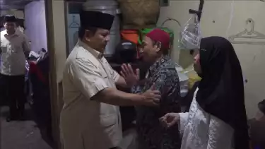 Presiden RI, Prabowo Subianto, tiba di rumah duka Affan Kurniawan (21), driver ojek online yang tewas dilindas kendaraan taktis (rantis) Brimob di kawasan Jalan Pejompongan, Jakarta, Kamis (28/8/2025) malam.