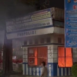 Ramai-ramai Massa Aksi Bakar Pos Lantas di Simpang Empat BI Jambi