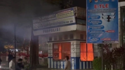 Ramai-ramai Massa Aksi Bakar Pos Lantas di Simpang Empat BI Jambi