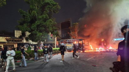 Dua Bus Polisi Dibakar Massa di Markas Gegana Jakarta Pusat