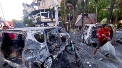 Sejumlah Warga Jarah Barang-Barang Kantor DPRD Makassar Usai Dibakar, Salah Satunya Onderdil Mobil