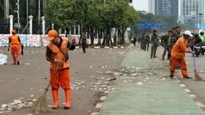 Potret Petugas PPSU Bersihkan Sampah Pascademo di Gedung DPR