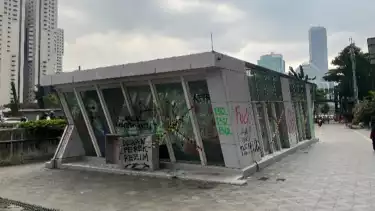 Stasiun Istora Mandiri jadi sasaran vandalisme setelah aksi demo, Jumat (29/8/2025)