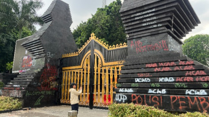 Begini Kondisi Tembok Pintu Polda Metro Jaya Usai Demo Semalam, Banyak Tulisan Makian, Ada Wajah Sri Mulyani sampai Sahroni