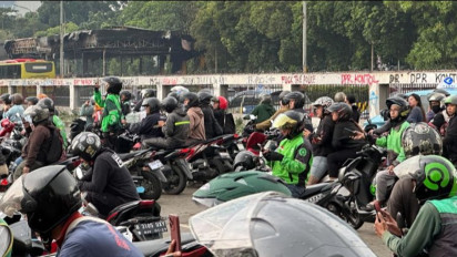 Ratusan Massa Padati Gerbang Utama DPR RI, Arus Lalu Lintas Mulai Tersendat