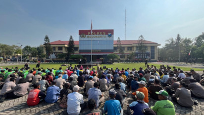 Ratusan Ojol, Tukang Becak, dan Polres Mojokerto Gelar Tahlil Bersama untuk Affan Kurniawan