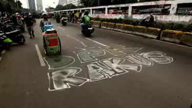 Jejak-jejak pasca demonstrasi pada tanggal 29 Agustus 2025, sejumlah ruas jalan dan tembok dipenuhi tulisan dalam bentuk protes, selain itu Markas Gegana dan sejumlah pintu masuk tol, terkena dampak, Jakarta, Sabtu (30/8/2025)