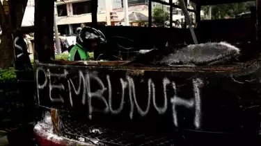 Jejak-jejak pasca demonstrasi pada tanggal 29 Agustus 2025, sejumlah ruas jalan dan tembok dipenuhi tulisan dalam bentuk protes, selain itu Markas Gegana dan sejumlah pintu masuk tol, terkena dampak, Jakarta, Sabtu (30/8/2025)