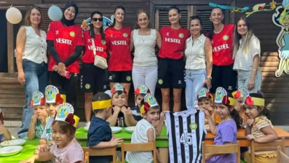 Sambil Mengenakan 'Mahkota', Anak-anak Turki Sambut Megawati Hangestri Cs, Manisa BBSK Sampai Berikan Cendera Mata berupa....