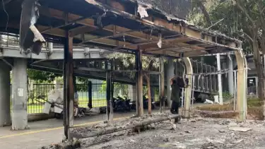 Kondisi Halte Transjakarta Non BRT di kawasan Gelora Bung Karno, Jakarta Selatan, Sabtu (30/8).