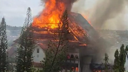 Demo di Kota Mataram Memanas, Massa Aksi Bakar Gedung DPR NTB, Polisi Lepaskan Gas Air Mata