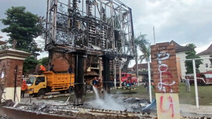 Mapolda DIY Dipenuhi Puing-Puing Sisa Demo, Damkar dan DLH Dikerahkan