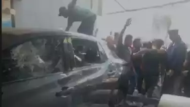 Rumah Anggota Komisi I Ahmad Sahroni digeruduk dan dijarah massa di di Kawasan Tanjung Priok, Jakarta Utara, Sabtu (30/8/2025).