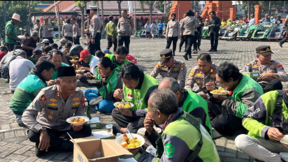 Ratusan Ojol Dan Polres Mojokerto Gelar Tahlil Bersama untuk Affan
