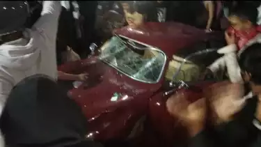 Mobil Milik Ahmad Sahroni di Hancurkan Massa