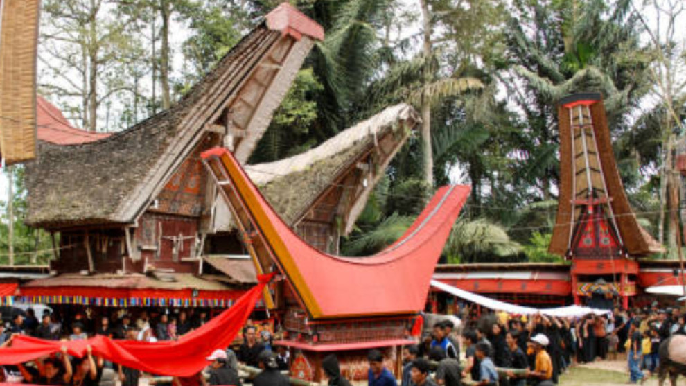 Ritual Tana Toraja yang Mendunia: Dari Tongkonan, Tari Toraja, Rambu ...