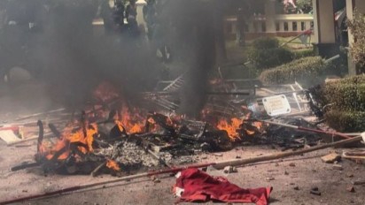 Kerusuhan di Gedung DPRD Cirebon, Motor Seorang Satpam Hangus Terbakar