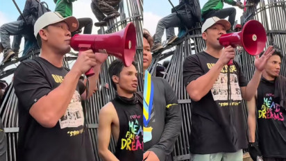 Denny Sumargo Ikut Turun Aksi di Depan Gedung DPR RI Senayan, Minta Wakil Rakyat Punya Hati: Kita Semua Rugi!