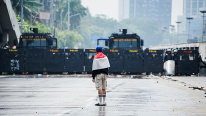 Berita Foto: Situasi Terkini di Depan Gedung DPR, Aparat Buat Barikade, Sejumlah Massa Lempari Batu