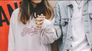 Ilustrasi pasangan bergandengan tangan