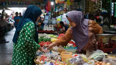 Situasi Pasar Kramat Raya, sejumlah harga mengalami fluktuasi baik kenaikan maupun penurunan akibat dampak aksi demo beberapa hari terakhir. Jakarta, Minggu (31/8/2025)