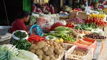 Situasi Pasar Kramat Raya, sejumlah harga mengalami fluktuasi baik kenaikan maupun penurunan akibat dampak aksi demo beberapa hari terakhir. Jakarta, Minggu (31/8/2025)