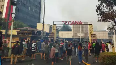 Insiden kebakaran melanda Markas Komando Gegana Polri di Jalan Kramat Raya 55 RT.08 RW.08, Kelurahan Kramat, Kecamatan Senen, Jakarta Pusat, pada Minggu (31/8/2025) sore.