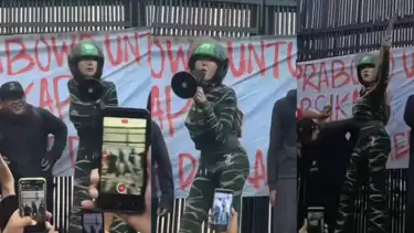 Lucinta Luna ikut aksi demo di depan gedung DPR RI
