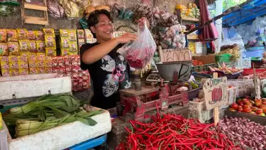 Pedagang di pasar Kebayoran Lama mengaku tidak ada kenaikan harga dan stok barang saat ada demo.