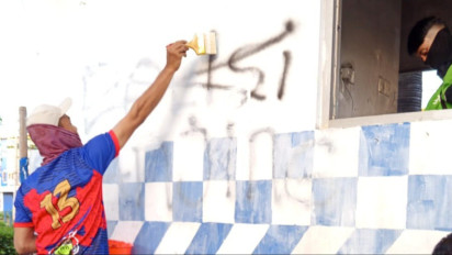 Pasca Dibakar Massa, Ojol dan Warga di Surabaya Bersihkan Pos Polisi