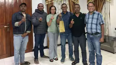 Wakil Bupati Ngada Bernadinus Dhey Ngebu (dua dari kanan) dan Selvianus Sendo (tiga dari kanan) Bajawa, Flores.