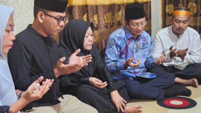 Menundukan Kepala Menag Doakan Korban Kebakaran DPRD Makassar Saat Melayat