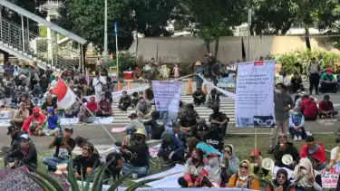 Ratusan warga Pati, Jawa Tengah, saat selawatan di depan Gedung Merah Putih KPK, Jakarta, Senin (1/9/2025).