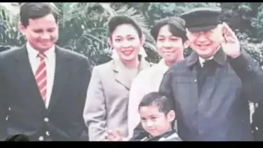 Prabowo Subianto muda (kiri) bersama keluarga Cendana