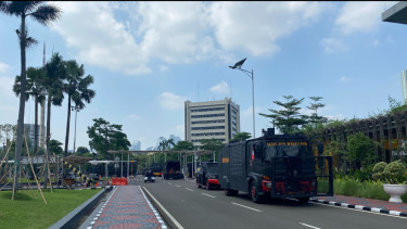 Situasi Gedung DPR Masih Dijaga TNI-Polri dengan Pengamanan Ketat, Pamdal Berubah Pakai Baju Batik