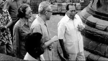 Prof R. Soekmono (kanan)