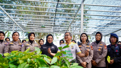 Sempat Amankan Demo Mahasiswa, Polwan Polda Riau Ajak Rocky Gerung ke Bank Pohon