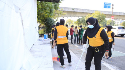 Polwan Ditlantas Polda Metro Jaya Bersama Elemen Mahasiswa Gelar Aksi Pembersihan Pos Polisi (Pospol) yang Rusak Akibat Aksi Anarkis