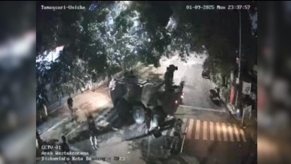 Malam Mencekam di Unisba: Polisi dan TNI Hujani Kampus dengan Gas Air Mata, Mahasiswa Berlarian Selamatkan Diri