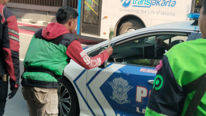Driver Ojol Gelar Aksi Damai di Monas, Bagi-bagi Bunga ke Pengendara