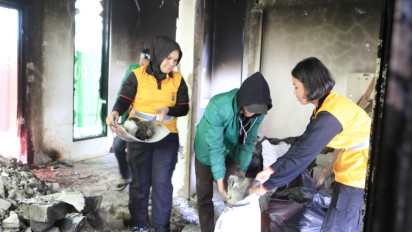 Polwan Ditlantas Polda Metro Bersama Elemen Mahasiswa Gelar Aksi Pembersihan Pos Polisi yang Rusak Akibat Aksi Anarkis